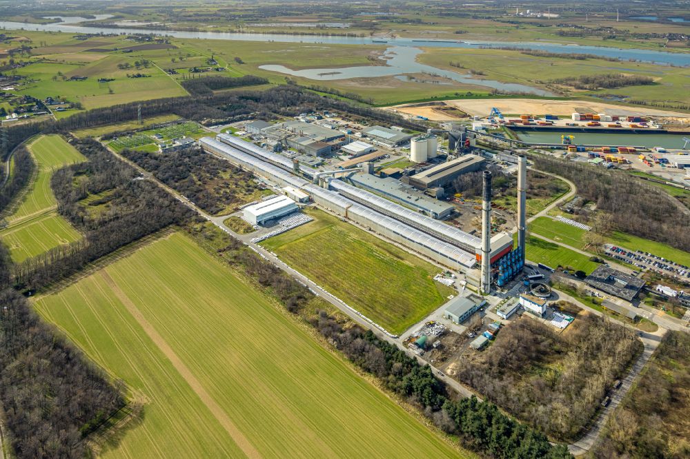 Voerde (Niederrhein) from above - Building and production halls on the premises of TRIMET Aluminium SE Schleusenstrasse in the district Spellen in Voerde (Niederrhein) in the state North Rhine-Westphalia