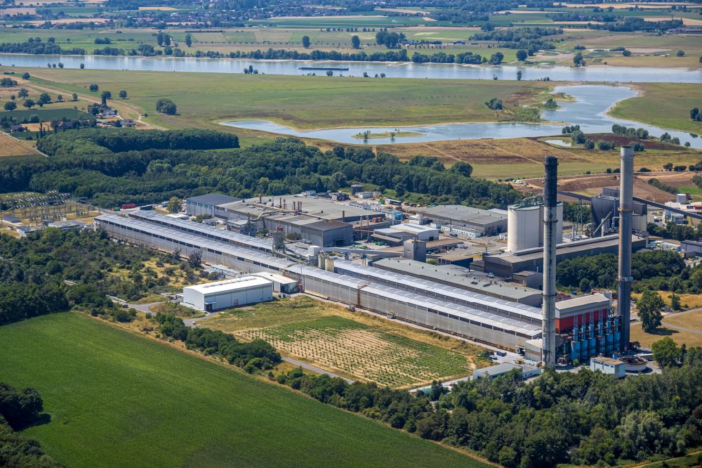 Voerde (Niederrhein) from above - Building and production halls on the premises of TRIMET Aluminium SE on Schleusenstrasse in Voerde (Niederrhein) in the state North Rhine-Westphalia, Germany