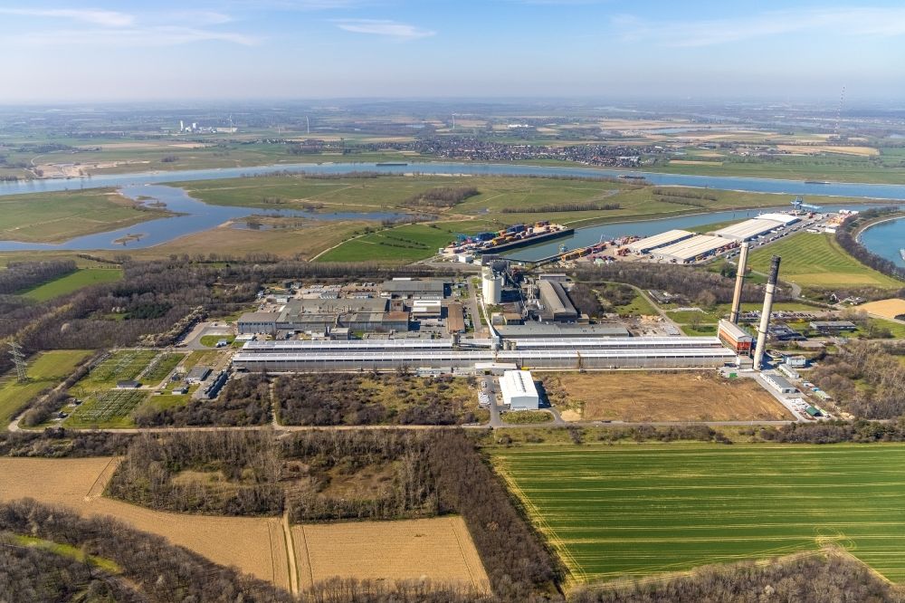 Aerial photograph Voerde (Niederrhein) - Building and production halls on the premises TRIMET Aluminium SE on Schleusenstrasse in Voerde in the state North Rhine-Westphalia, Germany