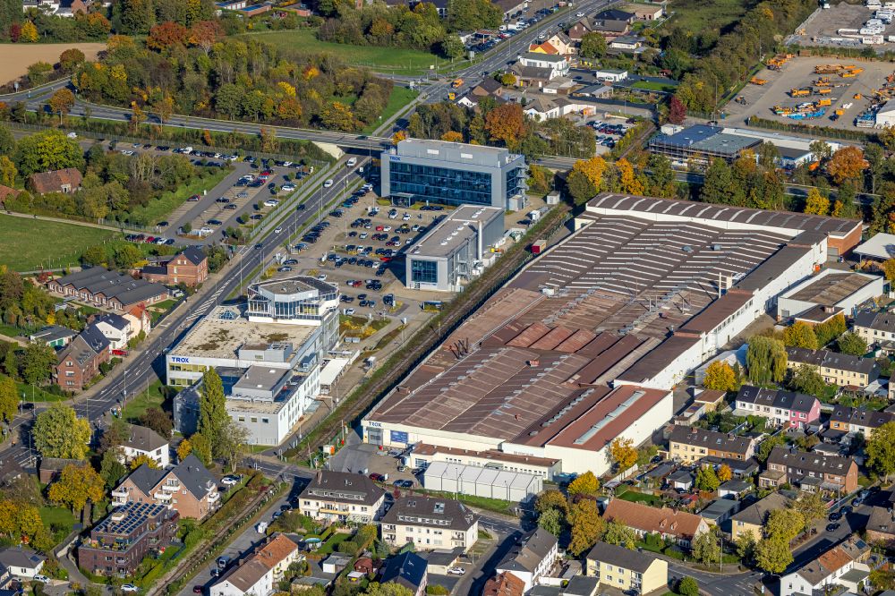 Aerial image Neukirchen-Vluyn - Building and production halls on the premises of Trox GmbH on Heinrich-Trox-Platz in the district Vluyn in Neukirchen-Vluyn in the state North Rhine-Westphalia, Germany