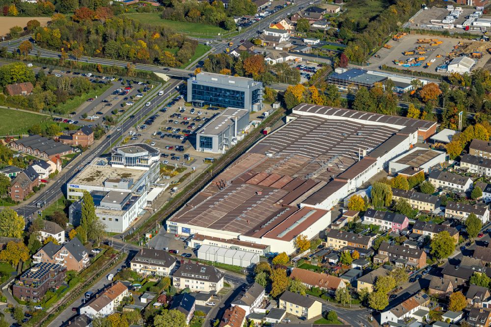 Aerial photograph Neukirchen-Vluyn - Building and production halls on the premises of Trox GmbH on Heinrich-Trox-Platz in the district Vluyn in Neukirchen-Vluyn in the state North Rhine-Westphalia, Germany