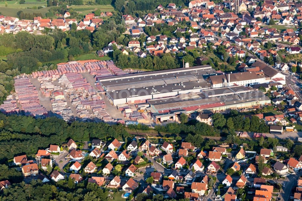 Seltz from above - Building and production halls on the premises of Ziegelwerke Wienerberger in Seltz in Grand Est, France