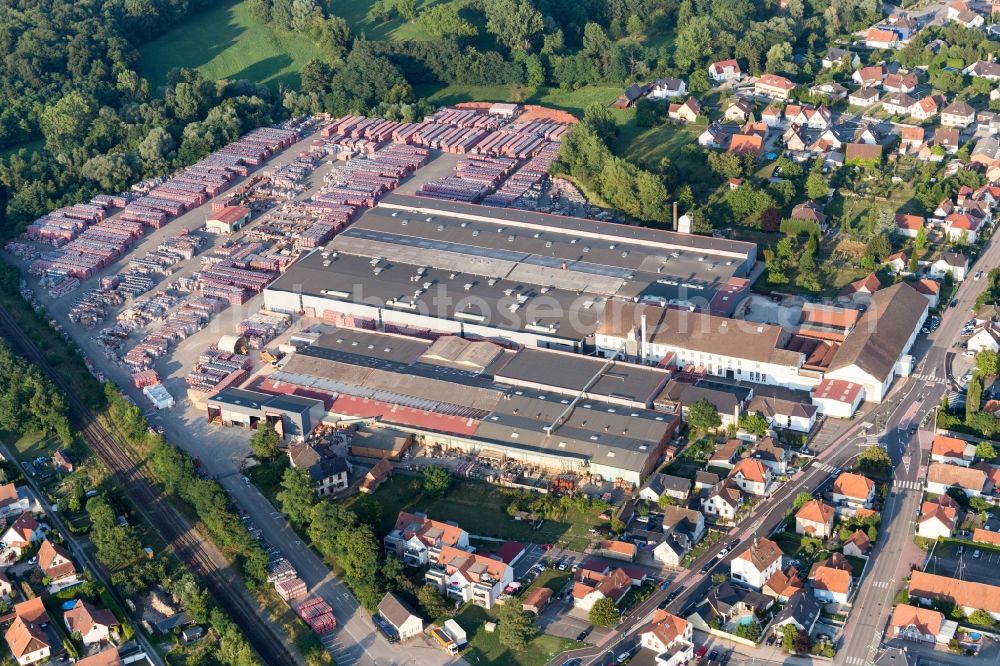 Aerial image Seltz - Building and production halls on the premises of Ziegelwerke Wienerberger in Seltz in Grand Est, France