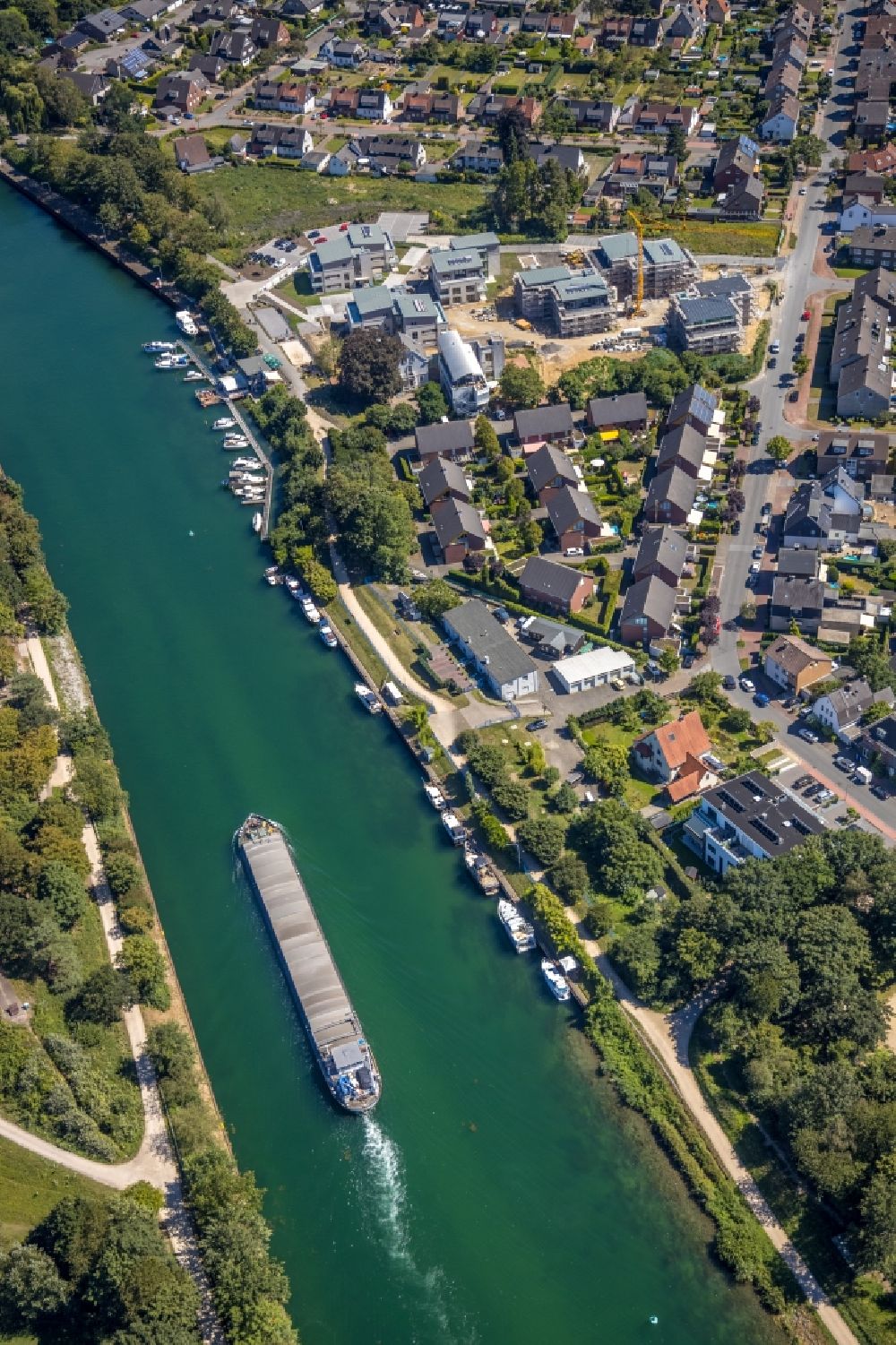 Dorsten from the bird's eye view: Channel flow and river banks of the waterway shipping in Wesel-Datteln-Konal on den Anliegestellen of Honse Marina Dorsten in Dorsten in the state North Rhine-Westphalia, Germany