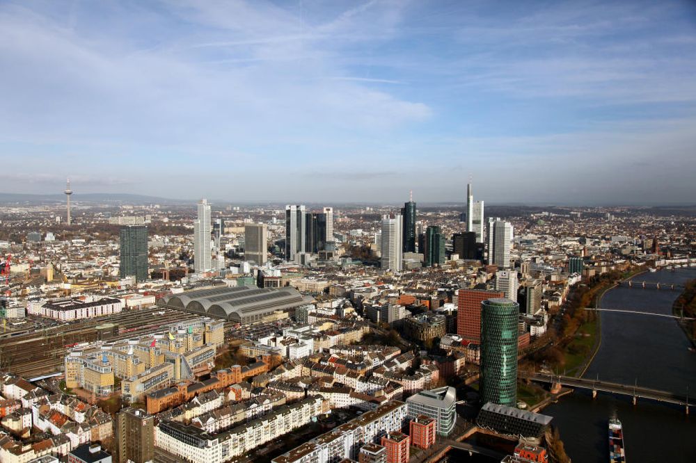 Aerial image Frankfurt am Main - Blick auf die Frankfurter Innenstadt mit dem Westhafen , Westhafen- Tower, sowie dem Bankenviertel im Hintergrund. View to the inner city of Frankfurt on the Main, with the west-harbour and the central station in the center and the financial district in the background.