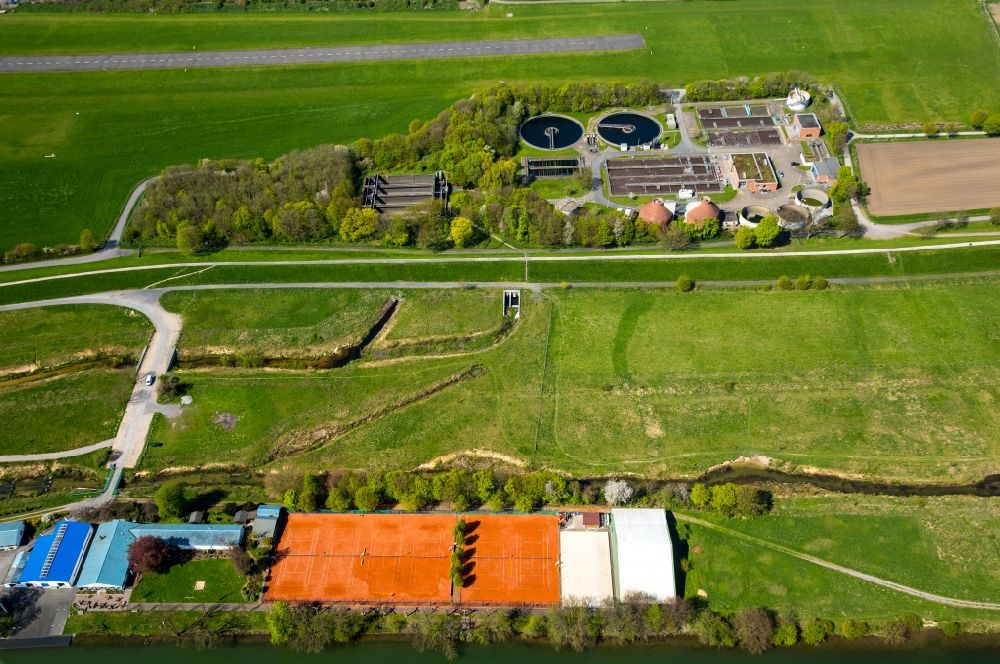 Hamm from the bird's eye view: View of the Western part of the Lippeauen and Lippewiesen area on the riverbanks of Lippe and Datteln-Hamm- Canal in the North of the town of Hamm in the state of North Rhine-Westphalia. Tennis courts and a rowing club are located here