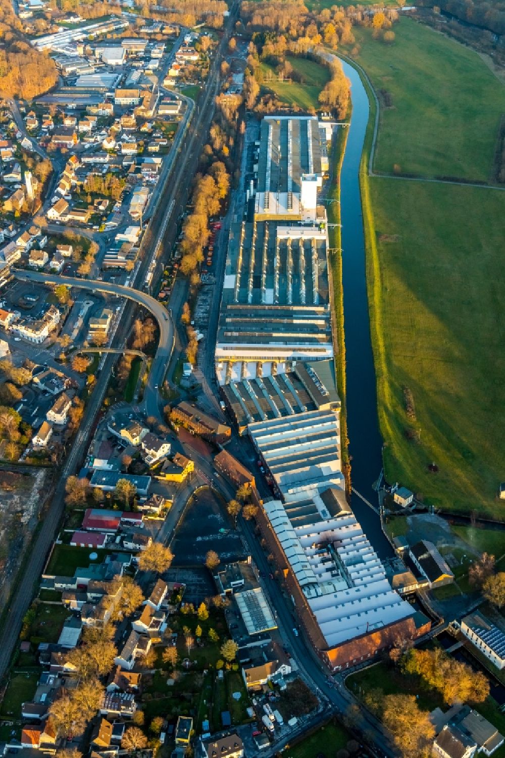 Aerial photograph Wickede (Ruhr) - Aerial view of Wickeder Westfalenstahl industrial buildings on the river Ruhr at Obergraben in Wickede (Ruhr) in the German state of North Rhine-Westphalia, Germany