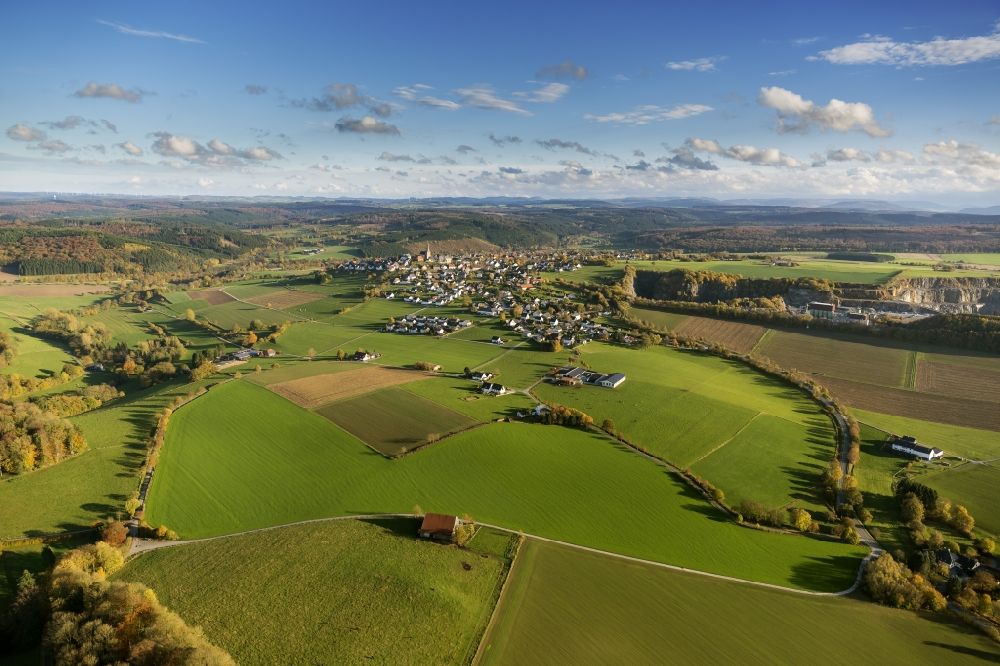 Rüthen from the bird's eye view: Meadow Landscape before Kallenhardt at Ruethen in the Sauerland region of North Rhine-Westphalia