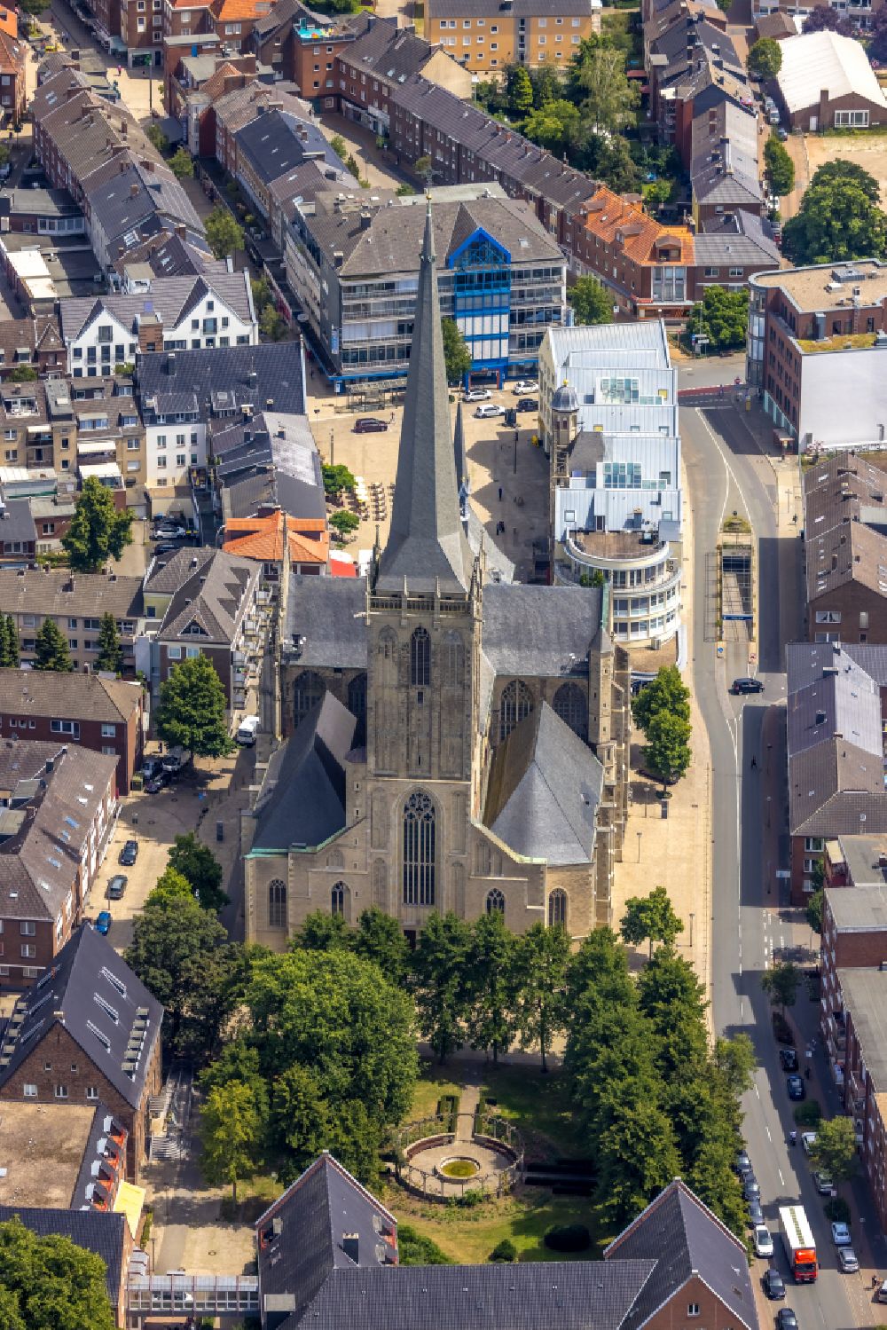 Wesel from the bird's eye view: View of the dome Willibrordi in Wesel in the state North Rhine-Westphalia