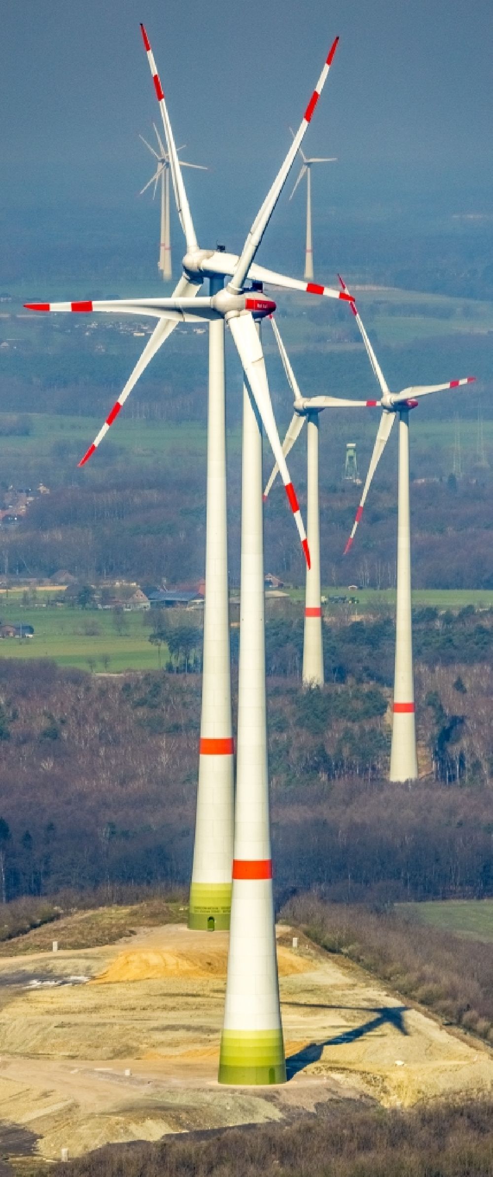 Aerial photograph Dinslaken - Wind energy plants (WEA) with wind power plants of Halde Lohberg in a forest area in the district Oberlohberg in Dinslaken at Ruhrgebiet in the state North Rhine-Westphalia, Germany