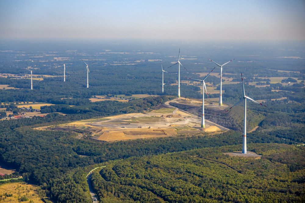Dinslaken from the bird's eye view: Wind energy plants (WEA) with wind power plants of Halde Lohberg in a forest area in the district Oberlohberg in Dinslaken at Ruhrgebiet in the state North Rhine-Westphalia, Germany