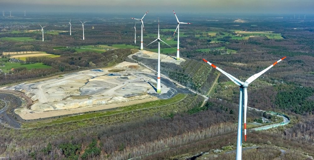Aerial photograph Bruckhausen - Wind turbines on the site of the former mining dump Lohberg in Bruckhausen in the state of North Rhine-Westphalia, Germany
