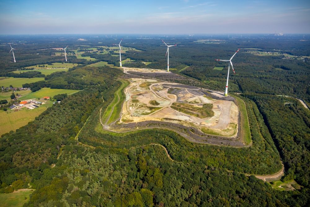Aerial image Hünxe - Wind turbines on the site of the former mining dump Lohberg in Huenxe in the state of North Rhine-Westphalia, Germany