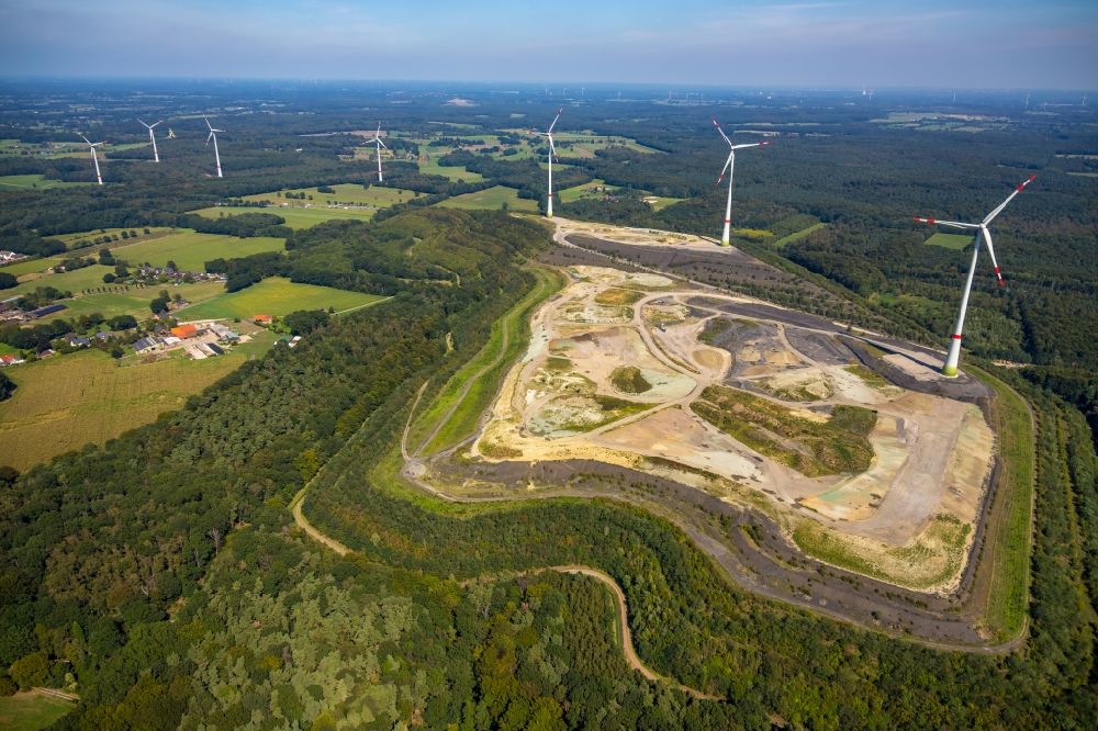Aerial photograph Hünxe - Wind turbines on the site of the former mining dump Lohberg in Huenxe in the state of North Rhine-Westphalia, Germany