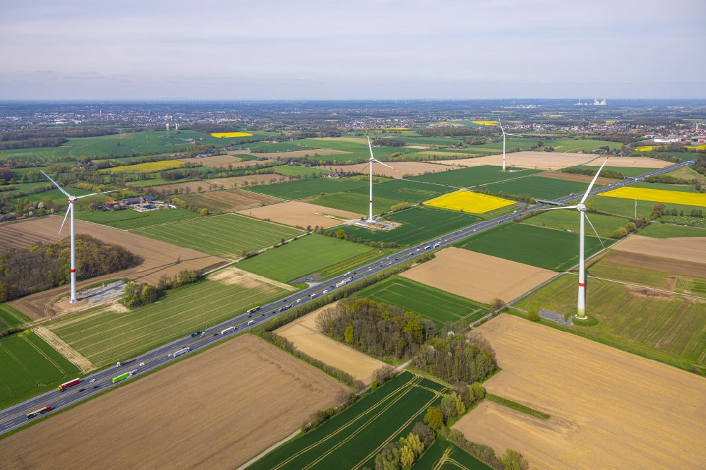 Aerial photograph Freiske - Wind turbine windmills on a field in Freiske in the state North Rhine-Westphalia, Germany
