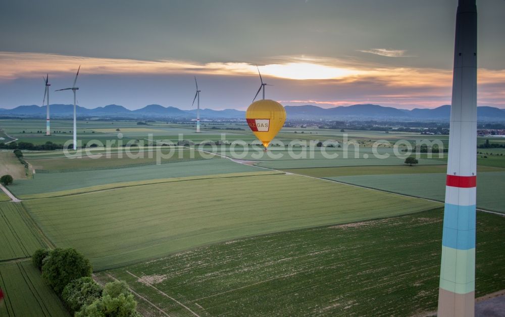 Aerial image Herxheim bei Landau (Pfalz) - Evenening view of Wind turbine windmills on a field with hot air balloon in Herxheim bei Landau (Pfalz) in the state Rhineland-Palatinate