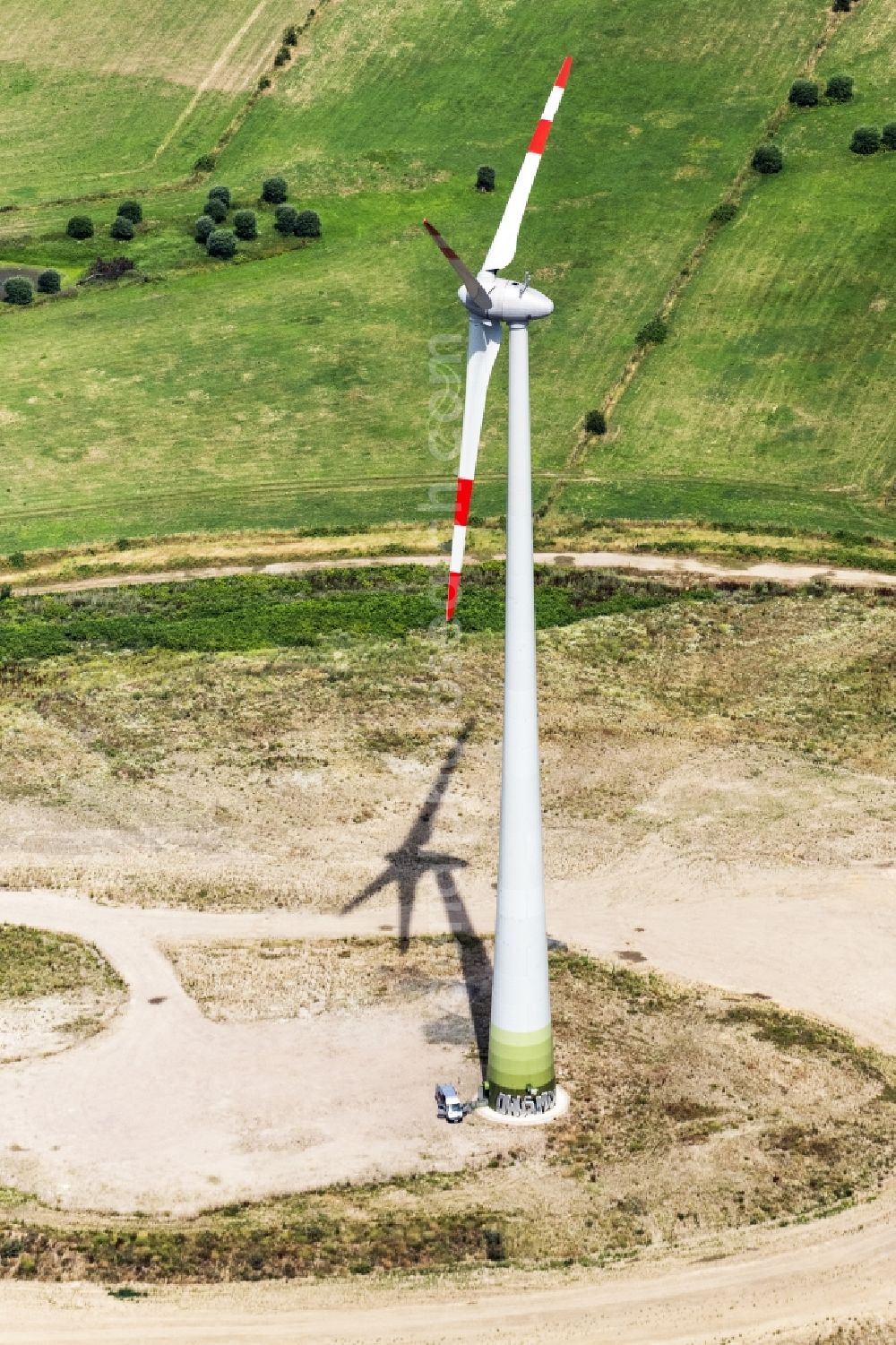 Aerial photograph Mülheim an der Ruhr - Wind turbine windmills on a field in Muelheim on the Ruhr in the state North Rhine-Westphalia, Germany