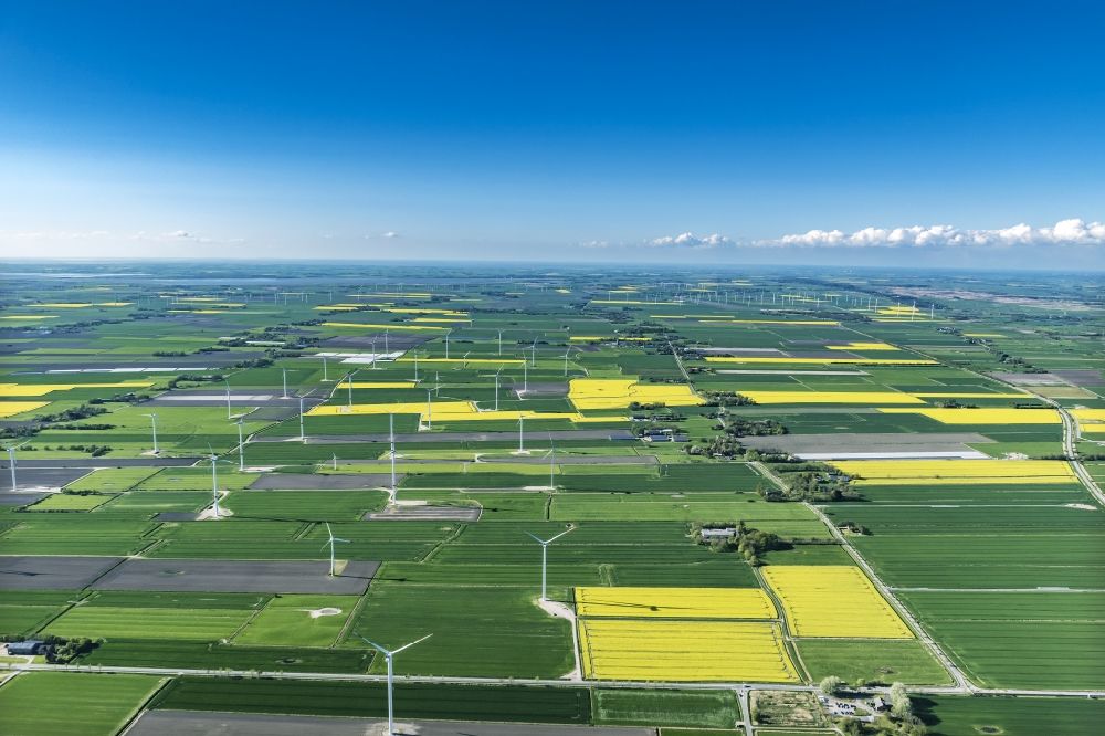 Aerial photograph Wesselburen - Wind power wheels and turbines in Wesselburen of Schleswig-Holstein. The turbines are placed between fields. Overview of the agricultural structures as well as the wheels used to create energy