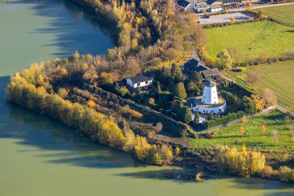 Aerial photograph Neukirchen-Vluyn - Historic windmill on a farm homestead on the edge of cultivated fields in the district Neukirchen in Neukirchen-Vluyn in the state North Rhine-Westphalia, Germany