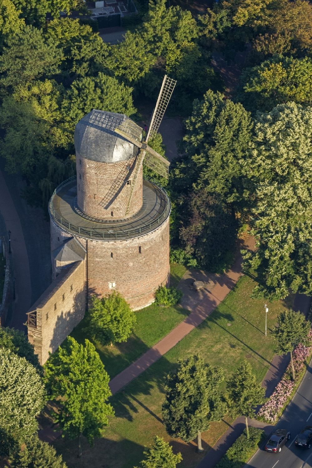 Aerial photograph Kempen - Mill with city wall in Kempen in the state of North Rhine-Westphalia
