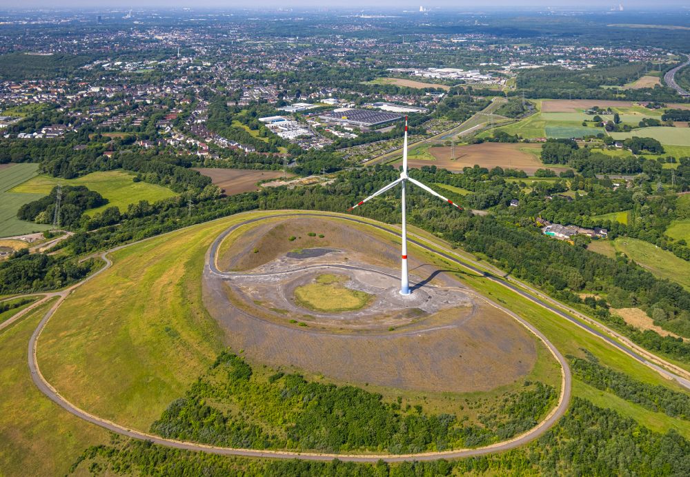 Aerial photograph Gladbeck - Wind turbine installation on the overburden dump hill of the Mottbruchhalde in Gladbeck at Ruhrgebiet in the state North Rhine-Westphalia, Germany