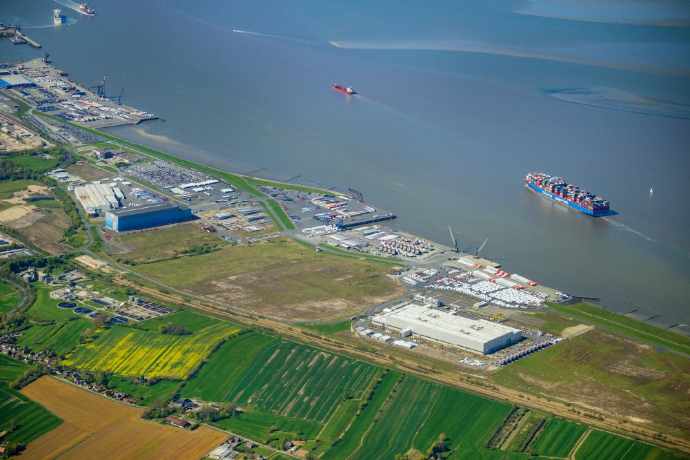 Aerial photograph Cuxhaven - Storage and open spaces of the wind turbine assembly and production facility in the industrial area of the Siemens offshore wind turbine plant in Cuxhaven in the state Lower Saxony, Germany