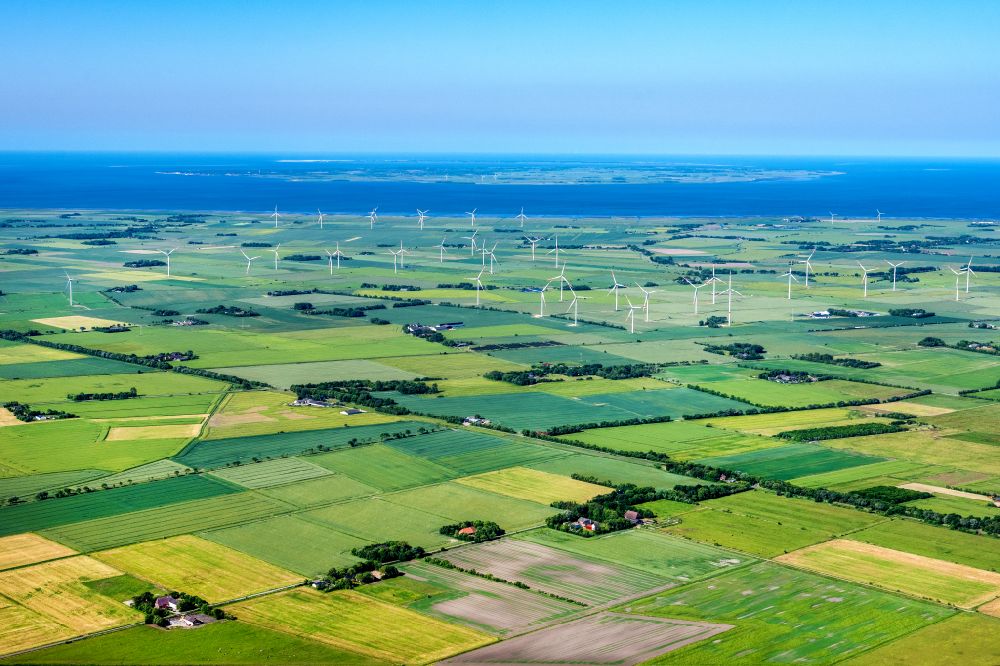 Galmsbüll from the bird's eye view: Wind turbines of a wind power plant Gotteskoogdeich on agricultural land and fields on the edge of the settlement area of the village in Galmsbuell North Friesland in the state Schleswig-Holstein, Germany