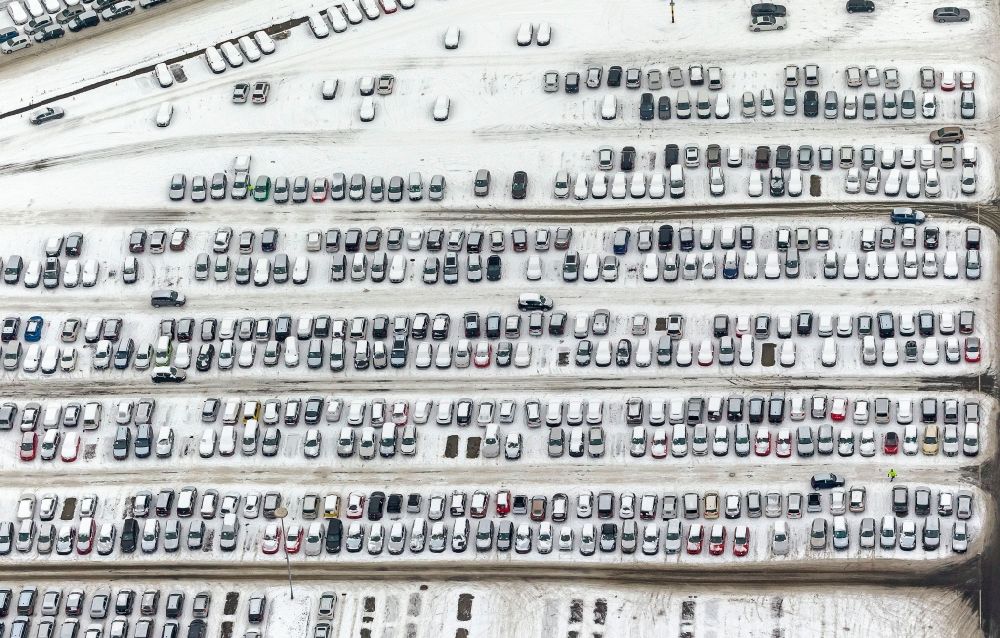 Essen from the bird's eye view: Winter - view of the snow-covered cars - interim storage of Helf Automotive Logistics GmbH on Katerberg in Essen in North Rhine-Westphalia