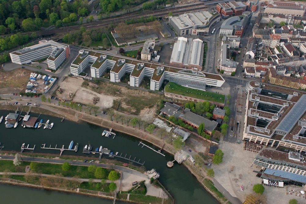 Aerial photograph Mainz - Winter harbour on the Rhine in Mainz in the state of Rhineland-Palatinate. Mainz is state capitol and largest city of Rhineland-Palatinate. The harbour is being refurbished. Remains - Bastion Franziskus - of the historic fortress of Mainz are located next to it