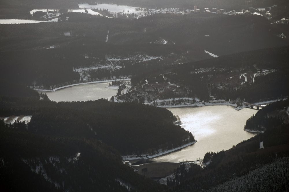 Aerial photograph Schulenberg im Oberharz - Winter landscape of Okerstausee and dam at Schulenberg im Oberharz in Lower Saxony