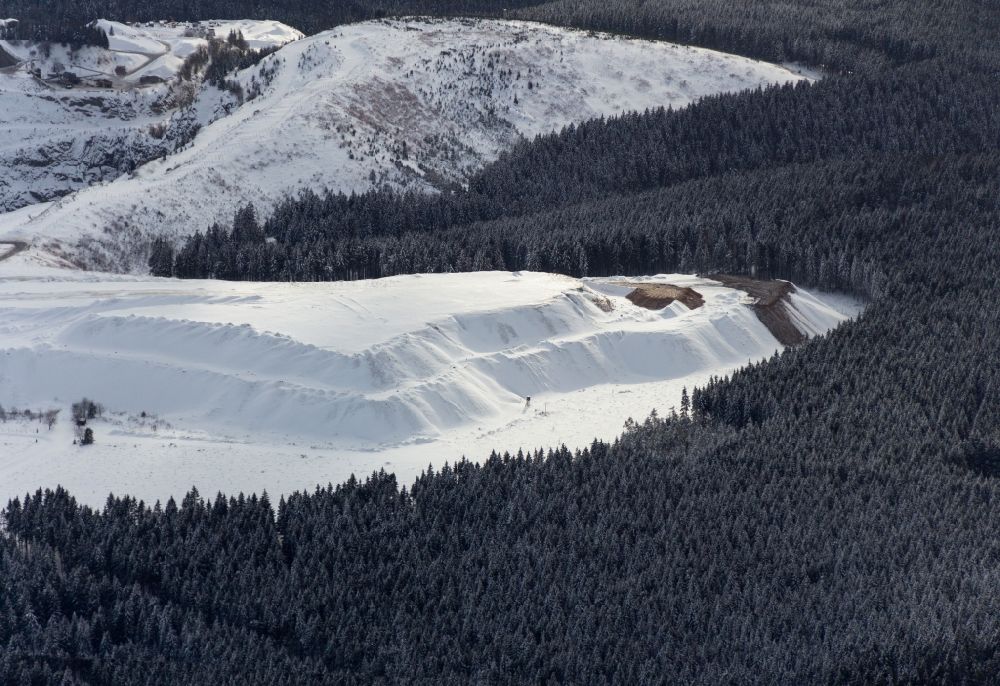 Aerial photograph Schulenberg im Oberharz - Winter snow-covered heap of quarry Huneberg at Schulenberg in the Upper Harz Mountains in Lower Saxony
