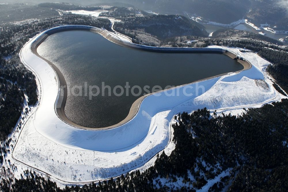 Goldisthal from the bird's eye view: Winter with snow covered dam of the reservoir at pumped storage plant in Goldisthal in Thuringia