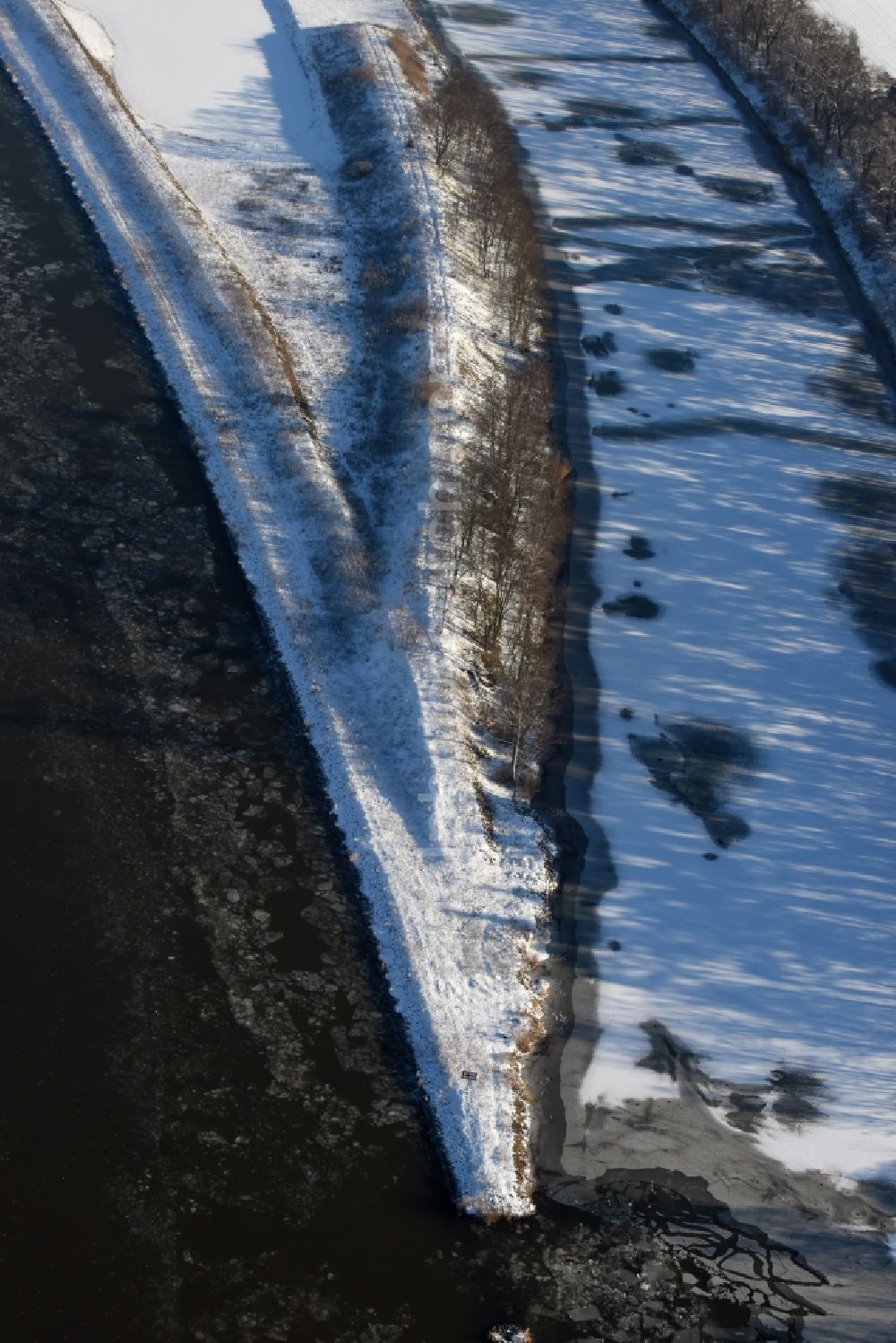 Aerial photograph Nielebock - Wintry covered with snow and ice flux flow of the Elbe-Havel Canal on oxbow lake at Seedorf in Saxony-Anhalt