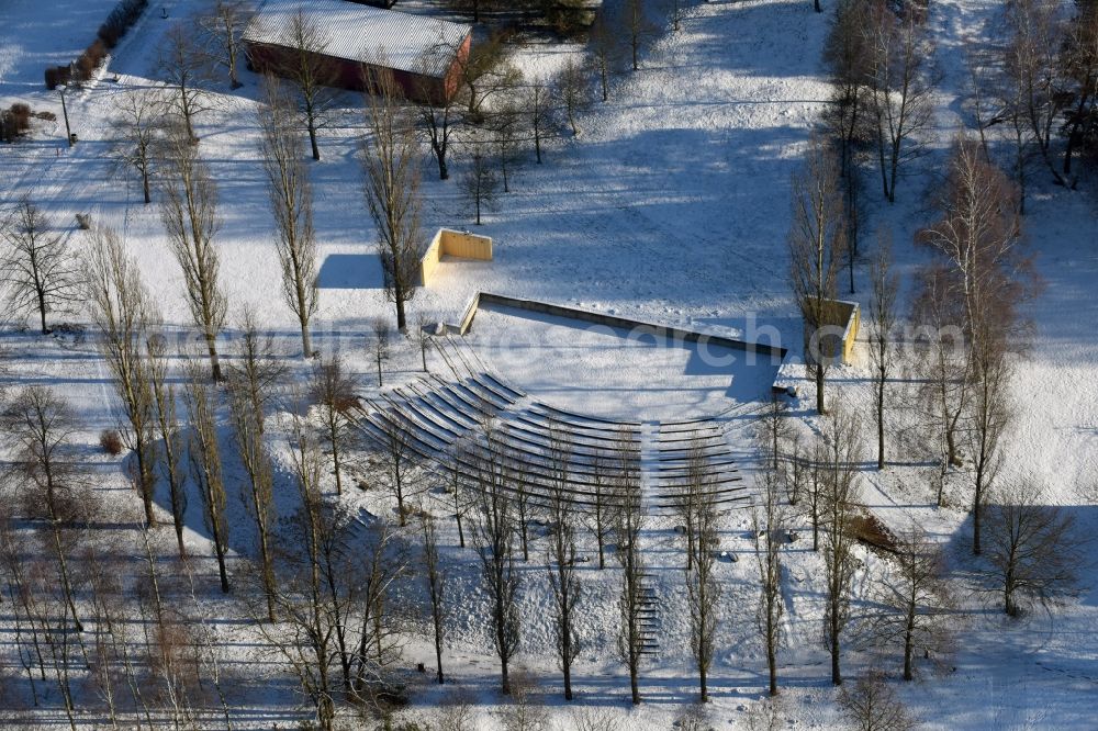 Päwesin from the bird's eye view: Winterly snowy open-air theater on the grounds of des KIEZ Bollmansruh Kids leisure center in Paewesin in the state Brandenburg