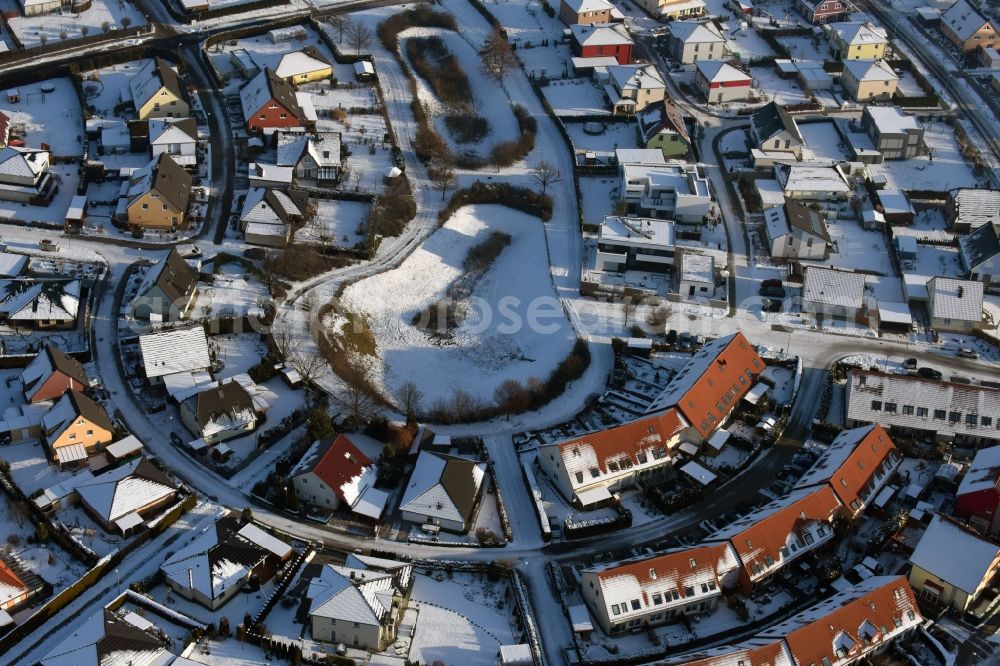 Magdeburg from the bird's eye view: Wintry snowy new built single family house settlement Am Birnengarten in the district Ottersleben in Magdeburg in the federal state Saxony-Anhalt. Responsible for the developement is the MAWOG Grundstuecks GmbH