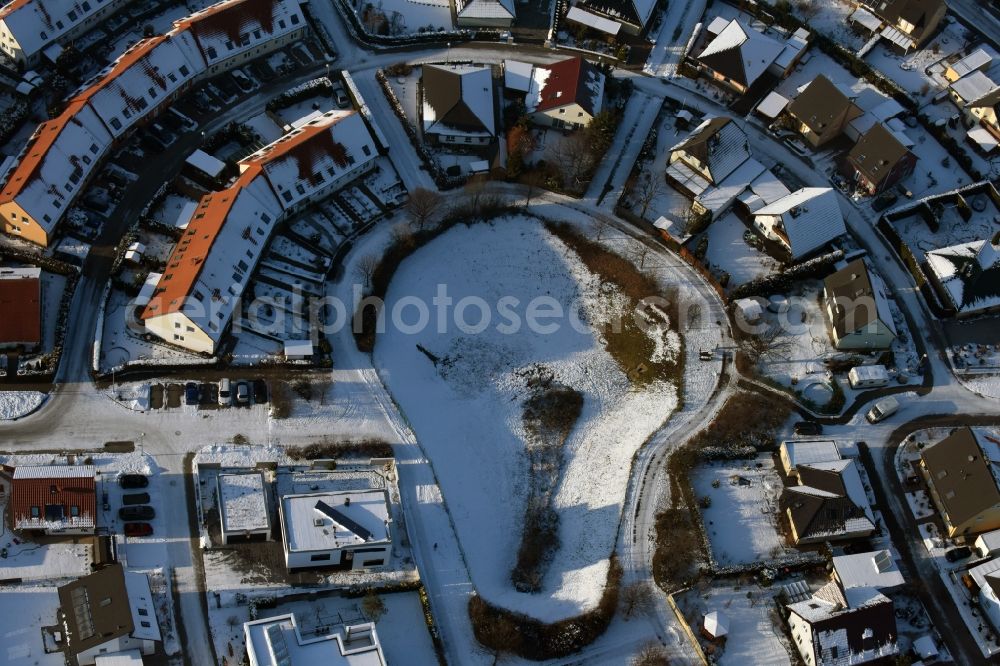 Magdeburg from above - Wintry snowy new built single family house settlement Am Birnengarten in the district Ottersleben in Magdeburg in the federal state Saxony-Anhalt. Responsible for the developement is the MAWOG Grundstuecks GmbH