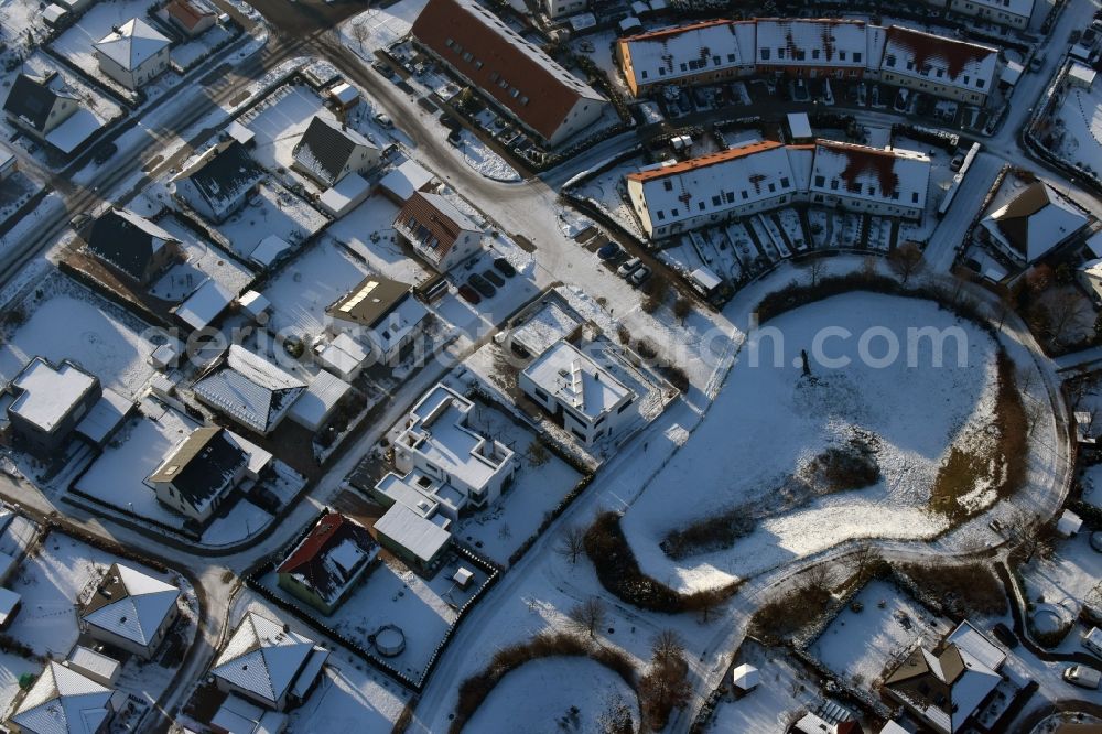 Aerial image Magdeburg - Wintry snowy new built single family house settlement Am Birnengarten in the district Ottersleben in Magdeburg in the federal state Saxony-Anhalt. Responsible for the developement is the MAWOG Grundstuecks GmbH
