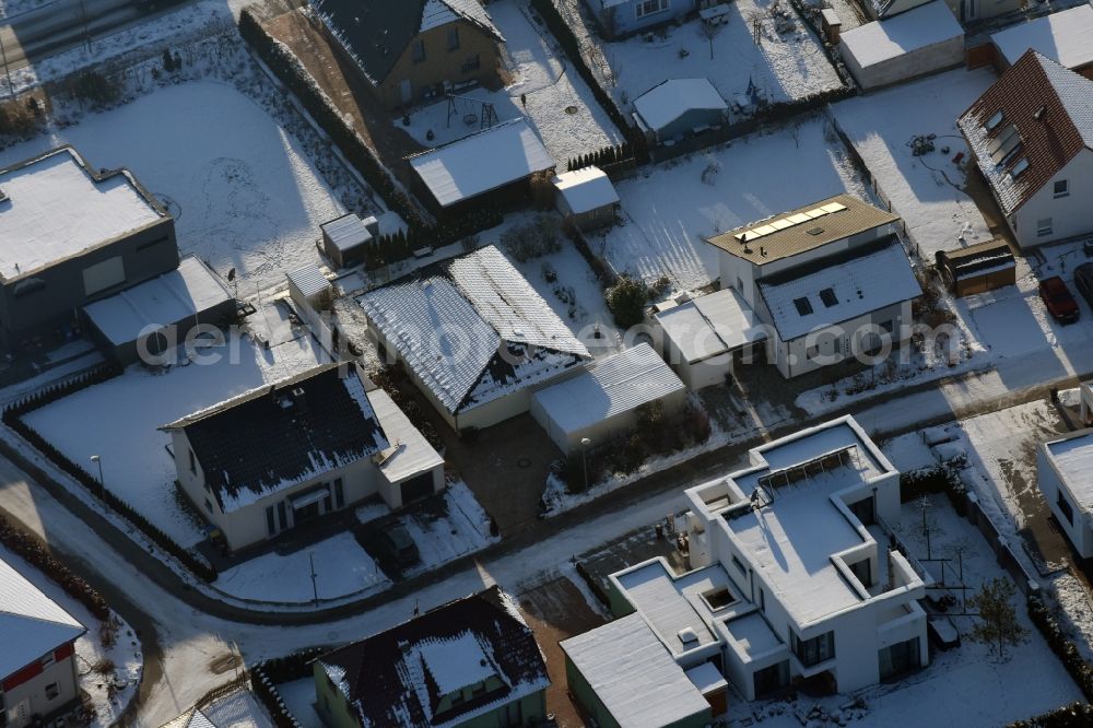 Aerial photograph Magdeburg - Wintry snowy new built single family house settlement Am Birnengarten in the district Ottersleben in Magdeburg in the federal state Saxony-Anhalt. Responsible for the developement is the MAWOG Grundstuecks GmbH