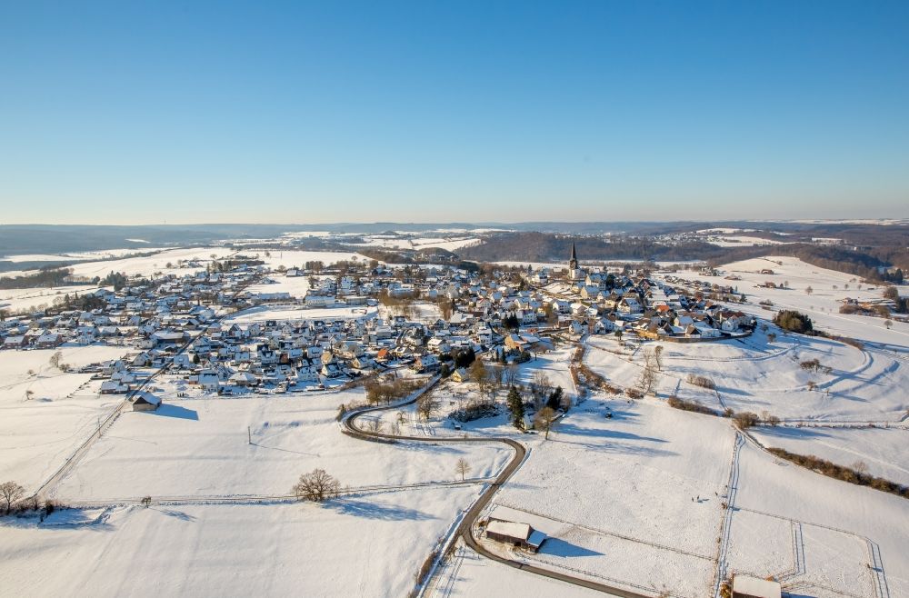 Aerial image Rüthen - Wintry snowy townscape with streets and houses of the residential areas in the district Kallenhardt in Ruethen in the state North Rhine-Westphalia