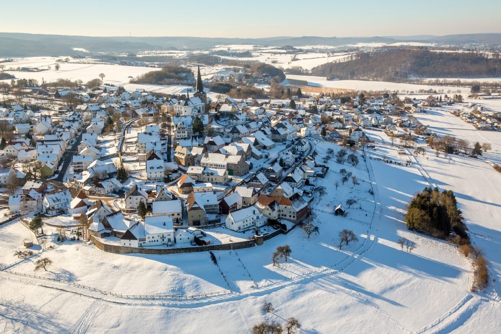 Aerial photograph Rüthen - Wintry snowy townscape with streets and houses of the residential areas in the district Kallenhardt in Ruethen in the state North Rhine-Westphalia