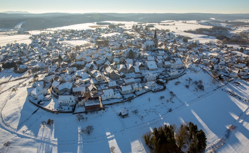 Rüthen from above - Wintry snowy townscape with streets and houses of the residential areas in the district Kallenhardt in Ruethen in the state North Rhine-Westphalia