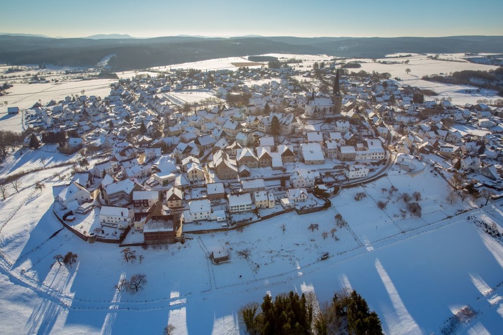 Rüthen from the bird's eye view: Wintry snowy townscape with streets and houses of the residential areas in the district Kallenhardt in Ruethen in the state North Rhine-Westphalia