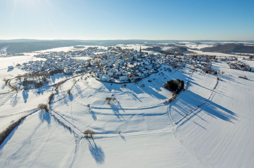 Aerial photograph Rüthen - Wintry snowy townscape with streets and houses of the residential areas in the district Kallenhardt in Ruethen in the state North Rhine-Westphalia