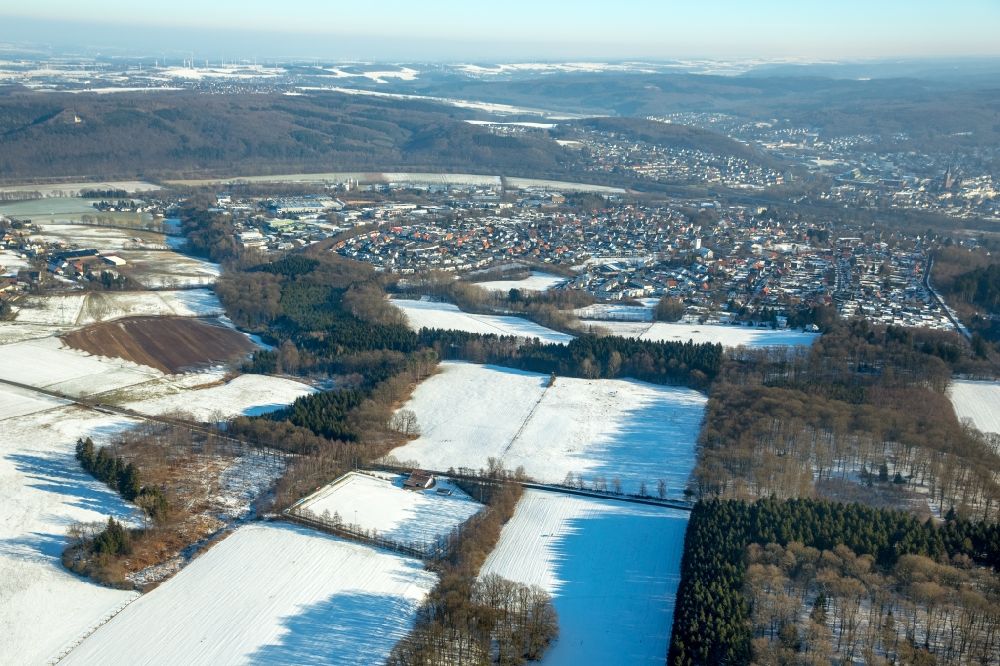 Aerial photograph Arnsberg - Wintry snowy townscape with streets and houses of the residential areas in the district Vosswinkel in Arnsberg in the state North Rhine-Westphalia