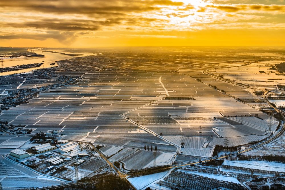 Aerial image Hollern-Twielenfleth - Wintry, snow-covered town view in the fruit-growing region Altes Land in Hollern-Twielenfleth in the state Lower Saxony, Germany