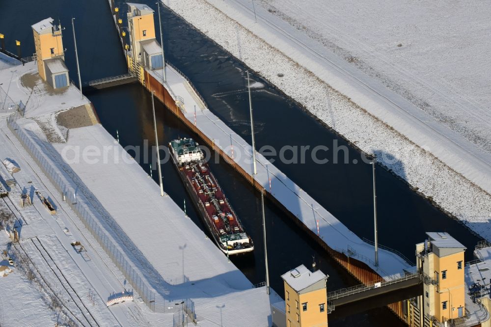 Magdeburg from the bird's eye view: Wintry snowy locks - plants on the banks of the waterway of the Abstiegskanal Rothensee in Magdeburg in the state Saxony-Anhalt