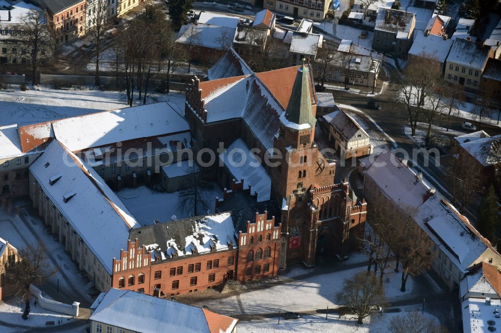 Brandenburg an der Havel from the bird's eye view: WInterly snowy cathedral of St. Peter and Paul at the Burghof in Brandenburg an der Havel in the state of Brandenburg