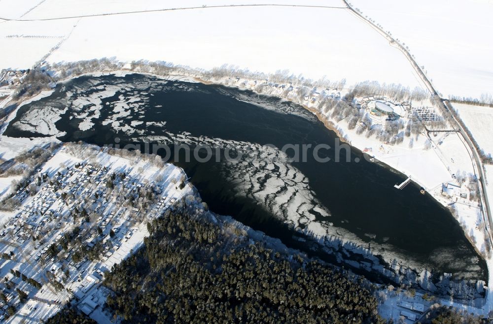 Hohenfelden from the bird's eye view: Snow-covered Impoundment and shore areas of the barrage lake in Hohenfelden in the state of Thuringia