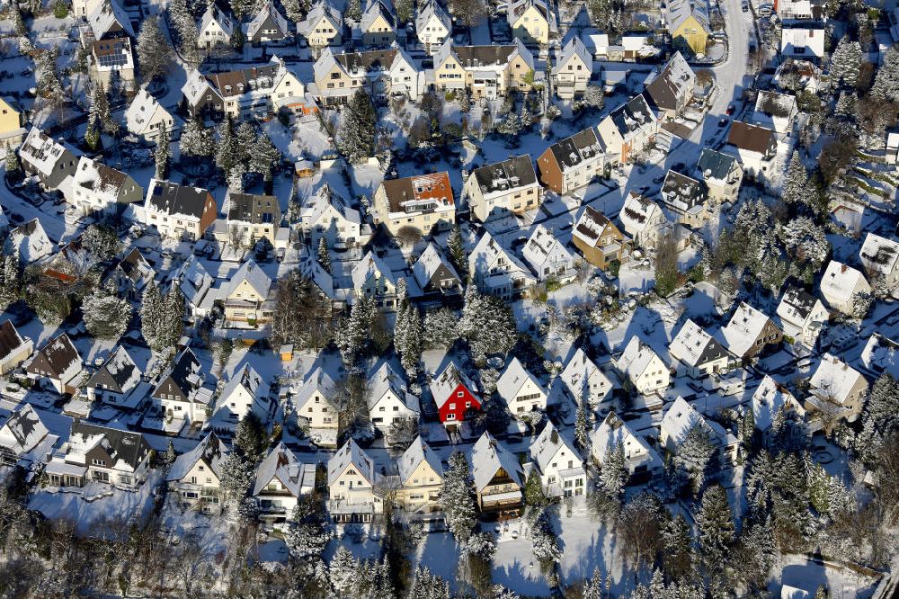 Aerial photograph Essen - Bergerhausen - Winterlich verschneites Wohngebiet Gehrberg in Bergerhausen. Snowy residential area Gehrberg in Essen-Bergerhausen.