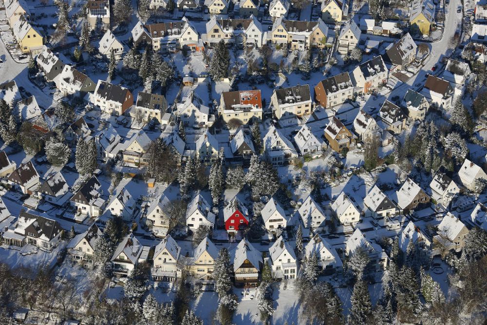 Aerial image Essen - Bergerhausen - Winterlich verschneites Wohngebiet Gehrberg in Bergerhausen. Snowy residential area Gehrberg in Essen-Bergerhausen.